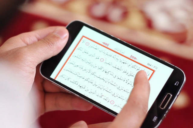 Apakah Sama Pahalanya Membaca Al-Quran Dari HP Dengan Dari Mushaf?