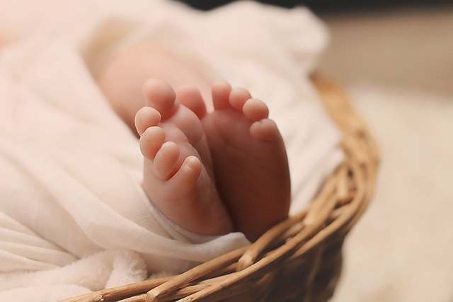 Mengadzani Anak Yang Baru Lahir Shahihkah?