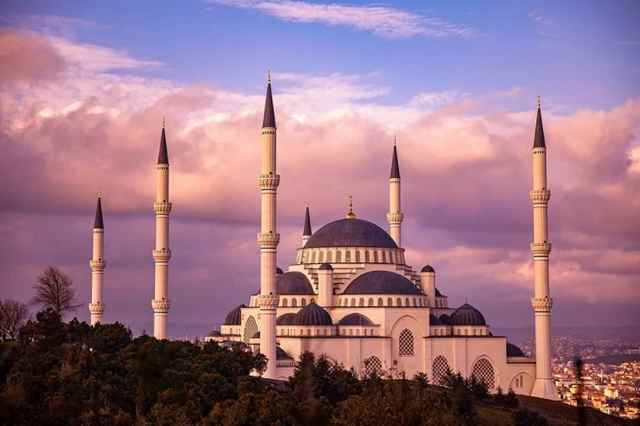 Bagaimana Hukum Berjualan Di Masjid?